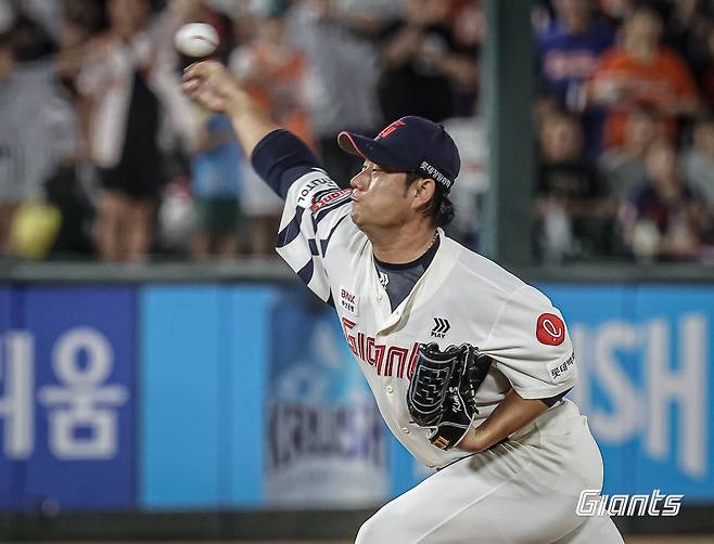 롯데 투수 김상수는 28일 사직구장에서 열린 '2024 신한 SOL Bank KBO 리그' 한화와 주중 3연전 두 번째 경기에서 구원 등판했다. 제구 난조로 흔들려 ⅓이닝 3실점으로 부진했다. 롯데 자이언츠