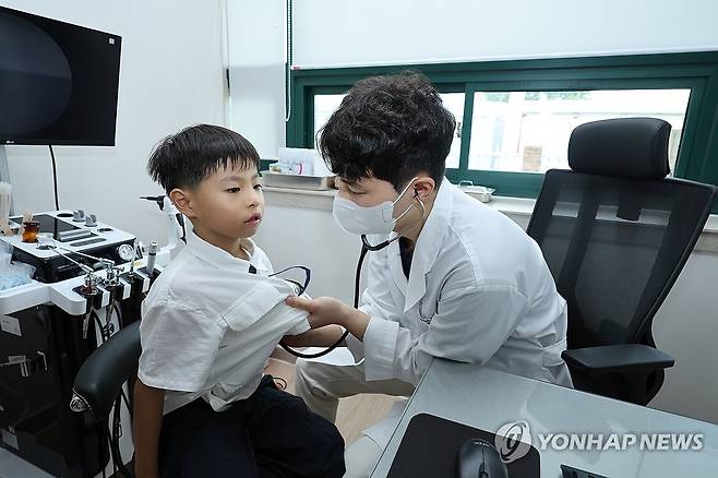 '인구소멸' 전남 곡성서 소아청소년과 진료 개시 (곡성=연합뉴스) 김혜인 기자 = 27일 전남 곡성군 옥과면 옥과통합보건지소에서 소아과 의사가 아이를 진료하고 있다.
    이전까지 소아청소년과 전문의가 없던 곡성은 지역 의료여건을 개선하기 위해 이날부터 옥과통합보건지소에서 매주 2회 진료를 개시한다. 2024.8.27 in@yna.co.kr