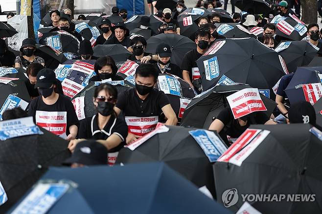 검은 우산 들고 모인 티메프 피해자들 (서울=연합뉴스) 서대연 기자 = 티몬·위메프(티메프) 정산 지연 사태 피해자들이 25일 서울 영등포구 금융감독원 앞에서 검은 우산 집회를 열고 피해자 구제 특별법 제정 등을 촉구하고 있다. 2024.8.25 dwise@yna.co.kr