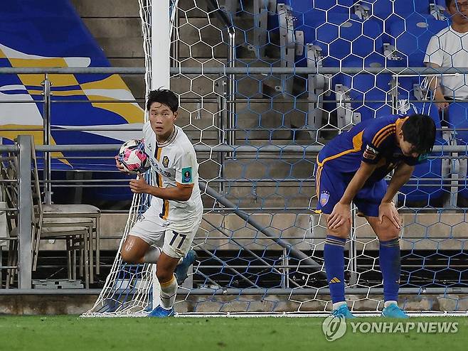 다시 한 골 만회한 오후성 (울산=연합뉴스) 김용태 기자 = 28일 울산 문수축구경기장에서 열린 2024 하나은행 코리아컵 4강 2차전 울산 HD와 광주FC의 경기에서 광주 오후성이 2대2를 만드는 동점 골을 넣은 후 공을 가지고 빠르게 복귀하고 있다. 2024.8.28 yongtae@yna.co.kr