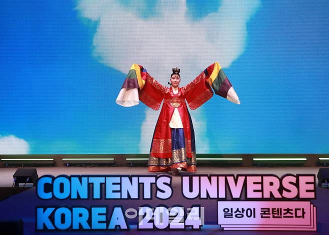 29일 경기도 고양시 일산 킨텍스 2전시장 6홀에서 열린 ‘2024 콘텐츠 유니버스 코리아’ 개막식에서 최고은 춤자락무용단 단장이 AI 캐릭터와 함께 ‘오래된 미래-공존과 이음’ 공연을 펼치고 있다. (이데일리 노진환 기자)