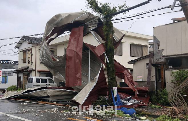 29일 오전 일본 남서부 미야자키현에서 태풍 ‘산산’으로 인해 날아온 구조물이 전선에 걸린 채 파괴됐다 (사진=교도통신/연합뉴스)