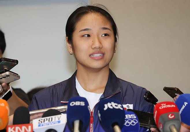 Ahn Se-young appears before the press after returning to Korea on the 7th