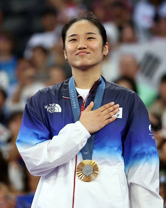 Badminton team member Ahn Se-young wins gold medal in women's singles at the 2024 Paris Olympics for the first time in 28 years