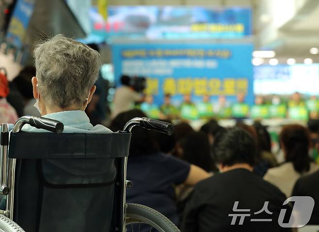 29일 광주 동구 조선대 병원 노조가 총파업에 들어간 가운데 한 환자가 출정식을 지켜보고 있다.2024.8.29/뉴스1 ⓒ News1 박지현 기자