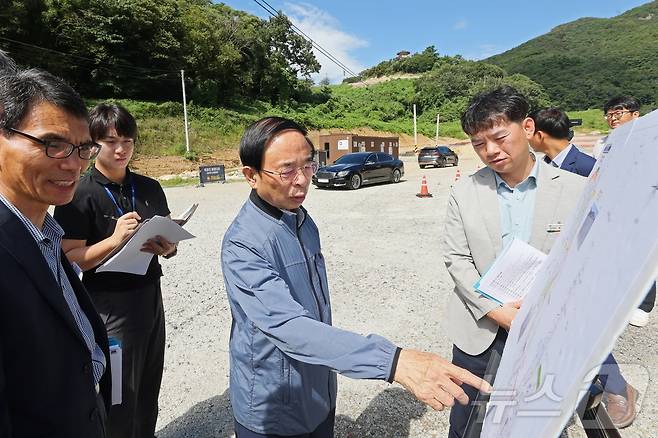 심민 전북자치도 임실군수가 옥정호 주변 관광산업의 주요 사업추진 상황을 점검하고 있다.(임실군제공)2024.8.29/뉴스1