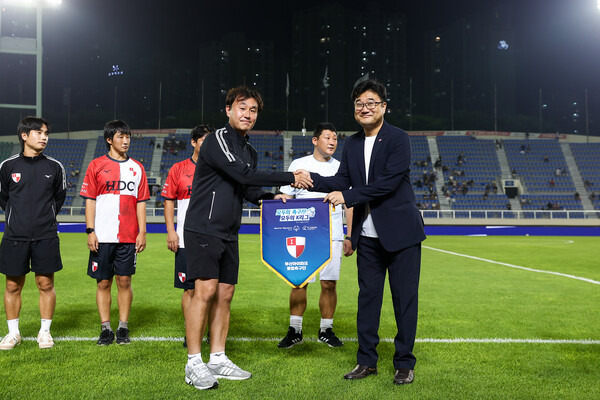 통합축구팀 전치규 감독(왼쪽)과 부산아이파크 김병석 대표(오른쪽)가 페넌트 전달식을 하고 있다. 사진┃부산아이파크