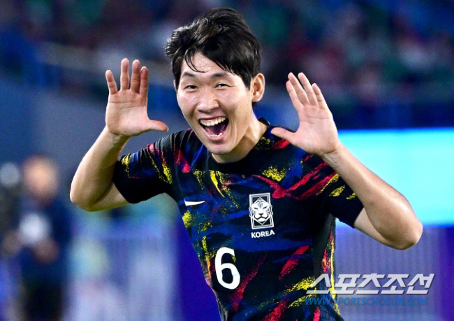 남자 축구대표팀이 1일 오후 중국 항저우 황룽스포츠센터에서 항저우아시안게임 중국과 8강 경기를 펼쳤다. 전반 홍현석이 선취골을 기록했다. 동료들과 함께 기뻐하는 홍현석. 항저우(중국)=송정헌 기자songs@sportschosun.com/2023.10.01/