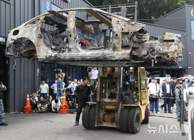 지난 8일 오전 인천 서구 당하동 자동차 공업소에서 아파트 지하주차장에서 화재가 발생한 벤츠 전기차가 옮겨지고 있다. 이날 경찰과 국립과학수사연구원, 소방, 벤츠 등 관계기관이 참여해 2차 합동감식을 진행했다. (사진=뉴시스)