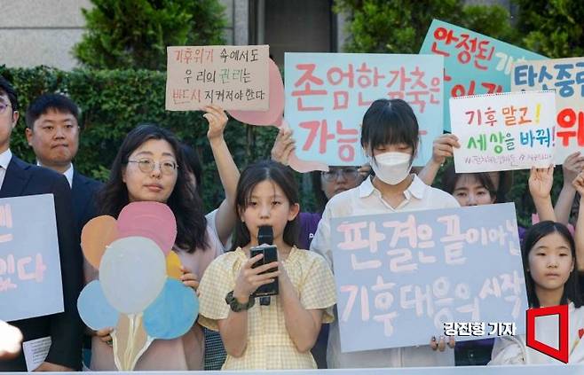 서울 종로구 헌법재판소에서 한제아 아기기후소송 청구인이 기자회견을 하고 있다. [사진=강진형 기자]