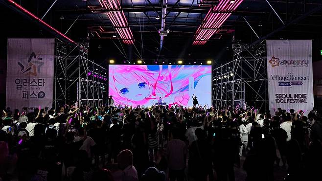 25일 오후 서울 대치동 세텍(SETEC)에서 열린 '일러스타 페스5' 행사에서 서브컬처풍 음악을 디제잉하는 공연이 진행되고 있다./일러스타 페스