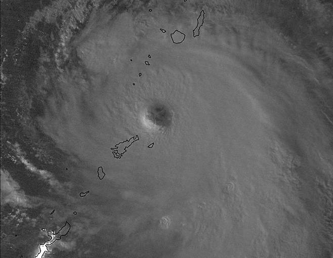 위성으로 포착한 제10호 태풍 ‘산산’(SHANSHAN)의 중심부. /X(옛 트위터)