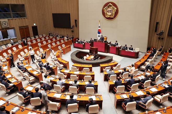 국회 공직자윤리위원회가 29일 공개한 재산 신고 내역에 따르면 22대 국회에 새로 등록한 국회의원들의 평균 재산은 약 26억8100만원인 것으로 나타났다. 28일 오전 서울 여의도 국회에서 22대 국회 첫 예산결산특별위원회 전체회의가 열리고 있다. /연합뉴스