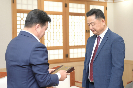 이주원 명예면장(오른쪽)이 28일  최재구 군수에게 위촉장을 받고 있다.사진=예산군 제공