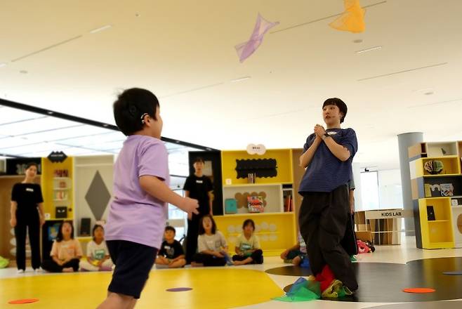 28일 서울삼성학교 '늘봄학교' 학생(왼쪽)이 서울 한남동 리움미술관을 방문해 현대 무용가 선생님에게 체험 수업을 받고 있다. KB금융그룹 제공