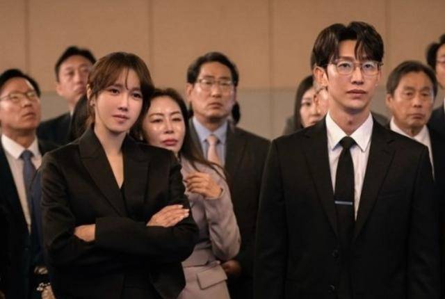 드라마 '끝내주는 해결사'에서 전직 변호사로 남의 이혼 해결사로 활동하는 김사라(왼쪽, 이지아). SBS 제공