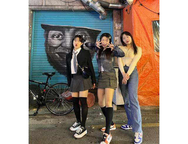 폭스클럽은 허미진 한지원 김지유로 구성된 팀으로 길거리나 술집 등에서 헌팅을 하며 가감없이 연애 가치관을 드러내는 페이크다큐로 익히 알려져 있다. 각종 유행어와 밈을 낳으면서 2030세대에게 큰 인기를 끌고 있다. 김지유 SNS