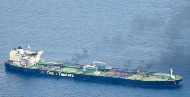 홍해에서 28일 예멘 후티 반군의 공격을 받은 그리스 선적 수니온호에서 불꽃과 연기가 치솟고 있다. 예멘 후티 반군은 자신들의 공격으로 기름이 유출되기 시작해 국제사회에서 환경오염 우려가 높아진 수니온호의 예인을 허용했다. 원유 15만 톤을 싣고 이라크에서 그리스로 가던 수니온호는 지난 21일 예멘 항구 호데이다 인근 해상에서 후티의 공격을 받았다. 홍해=EPA 연합뉴스