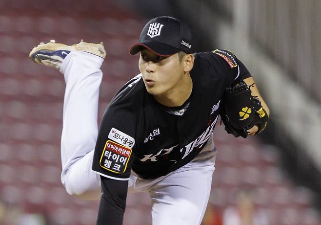 <yonhap photo-4723="">28일 오후 서울 잠실야구장에서 열린 프로야구 LG와 kt의 경기. kt의 박영현이 9회말 역투하고 있다. 사진=연합뉴스</yonhap>