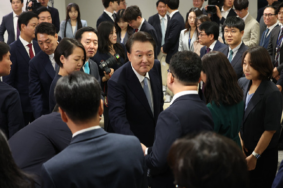 윤석열 대통령이 29일 서울 용산 대통령실 청사 브리핑룸에서 국정브리핑 및 기자회견을 마친 뒤 기자들과 악수하고 있다. 2024.08.29. [사진=뉴시스]