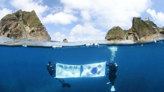 제79주년 광복절을 앞둔 14일 한국해양과학기술원 울릉도독도해양연구기지 연구원들이 우리 땅 독도 수중에서 태극기를 펼쳐보였다. 이날 한국해양과학기술원 울릉도독도해양연구기지 연구원들은 광복절을 경축하기 위해 태극기 퍼포먼스로 독도가 지리적 역사적으로 우리 땅임을 확인시켰다. 사진 한국해양과학기술원