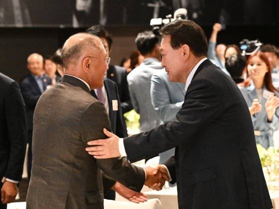 윤석열 대통령이 지난 22일 서울 중구 신라호텔에서 열린 2024 파리올림픽 선수단 격려 행사에서 정의선 대한양궁협회장과 인사를 나누고 있다. [대통령실사진기자단] 2024.08.22.