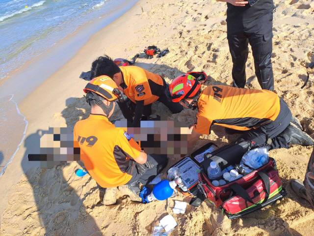 ▲ 강릉 주문진읍 소돌해변 수난사고 현장. 해경과 소방당국이 구조작업을 벌이고 있다. 사진/강원도소방본부 제공