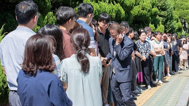 '해직교사 부당 특별채용' 유죄를 확정 받은 조희연 서울시교육감이 29일 서울 종로구 서울시교육청을 나서며 배웅 나온 직원, 시민단체 관계자 등과 인사를 나누고 있다. 사진=뉴스1