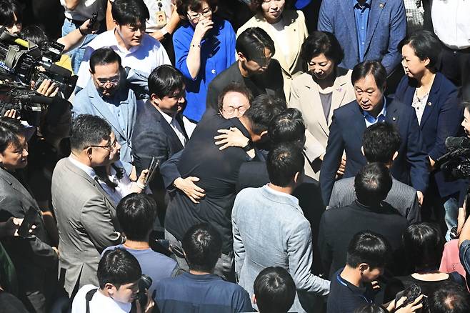 해직교사 부당 특별채용' 유죄를 확정 받은 조희연 서울시교육감이 29일 서울 종로구 서울시교육청을 나서며 배웅 나온 곽상언 더불어민주당 의원과 포옹하고 있다. 이에 따라 조 교육감은 즉시 교육감직을 상실했다.  사진=뉴스1