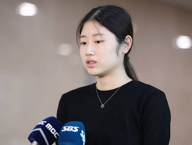 해외 전지훈련 기간 술을 마시고 이성 후배에게 성적 가해를 한 혐의로 3년 자격 정지 징계를 받은 피겨스케이팅 여자 싱글 전 국가대표 이해인이 29일 오후 대한체육회 스포츠공정위원회 재심의가 열리는 서울 송파구 올림픽회관에 들어서며 취재진에게 발언하고 있다. 사진=연합뉴스