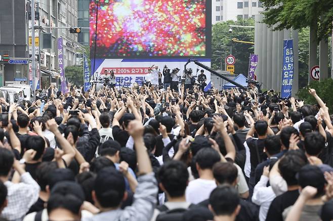 전국삼성전자노동조합(전삼노)이 지난 5월 24일 서울 서초구 삼성전자 사옥 앞에서 연예인을 불러 집회를 열었다. 한경DB