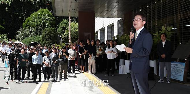 전교조 해직 교사 부당 특채 혐의로 직을 상실한 조희연 서울시교육감이 29일 대법원의 유죄 확정 선고 후 서울시교육청을 나서며 직원들 앞에서 입장을 밝히고 있다.