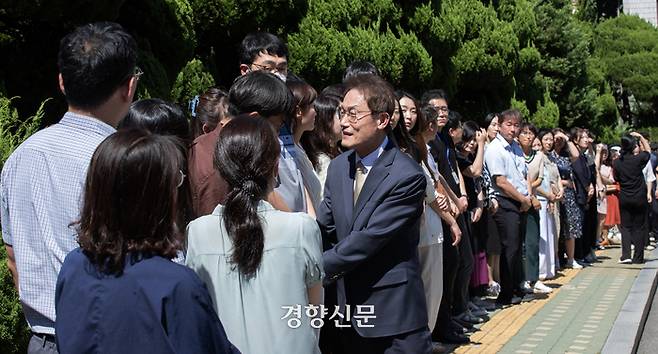 전교조 해직 교사 부당 특채 혐의로 직을 상실한 조희연 서울시교육감이 29일 대법원의 유죄 확정 선고 후 서울시교육청을 나서며 직원들과 인사를 나누고 있다.