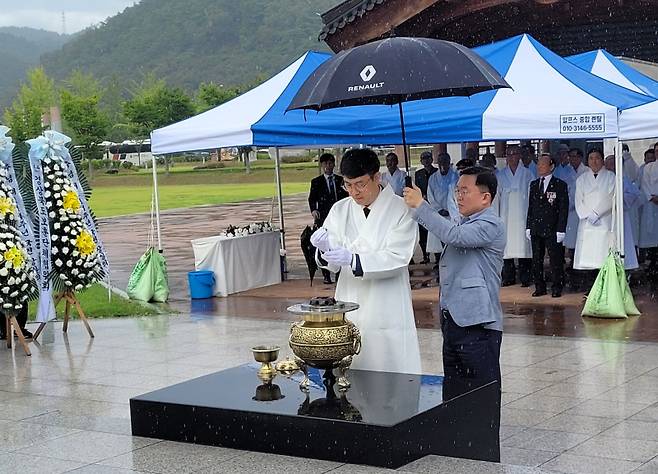 김민석 정책실장이 경북독립운동기념관 왕산관에서 진행된 ‘114주년 경술국치 추념 행사’에서 분향을 하고 있다. 경북도 제공.