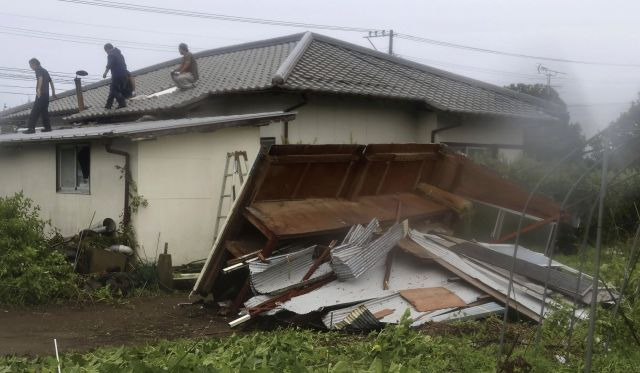 지난 28일  제10호 태풍 '산산'이 접근하면서 일본 미야자키현 미야자키시 한 주택이 강풍에 부서진 모습. AP뉴시스