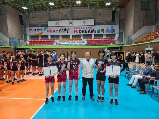 김홍 한국중고배구연맹 회장(오른쪽에서 세번째)이 개인상 수상 선수들과 기념포즈를 취하고 있다. [한국중고배구연맹 제공]