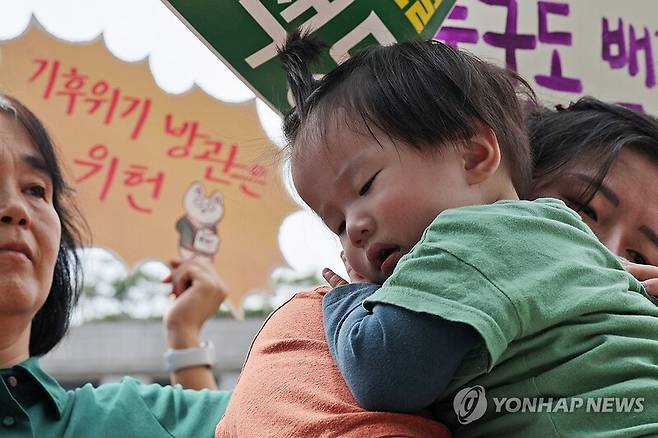 청소년기후소송, 시민기후소송, 아기기후소송, 탄소중립기본계획소송 관계자들이 지난 4월 23일 오후 서울 종로구 헌법재판소 앞에서 열린 기후 헌법소원 첫 공개변론 공동 기자회견에서 정부의 기후 위기 대응 부실을 규탄하는 모습. / 사진=연합뉴스