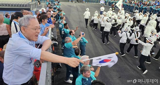 [서울=뉴시스] 유인촌 문화체육관광부 장관이 28일(현지시각) 프랑스 파리 콩코드 광장에서 열린 2024 파리패럴림픽 개막식에서 입장하는 대한민국 선수단을 향해 태극기를 흔들며 환호하고 있다. (사진=문화체육관광부 제공) 2024.08.29. photo@newsis.com *재판매 및 DB 금지 /사진=류현주