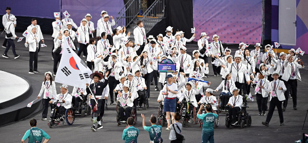 2024 파리패럴림픽에 출전한 한국 선수단이 12일간 다시 한 번 '파리의 기적'을 향해 달린다. 사진은 패럴릭픽 개회식에서 기수 최용범을 중심으로 입장하는 한국 선수단의 모습. /사진=뉴시스