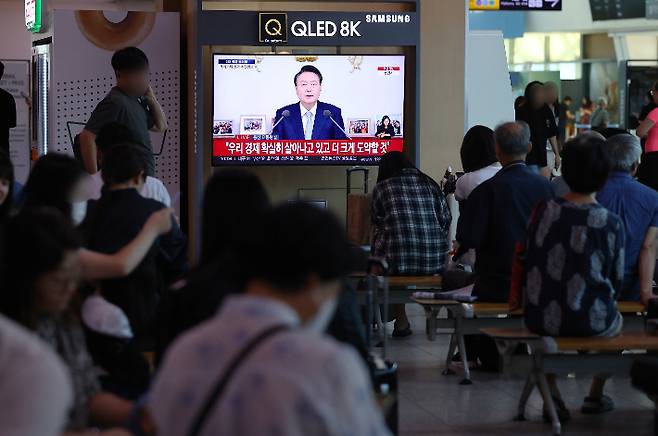 윤석열 대통령 국정브리핑 시청하는 시민들. 연합뉴스