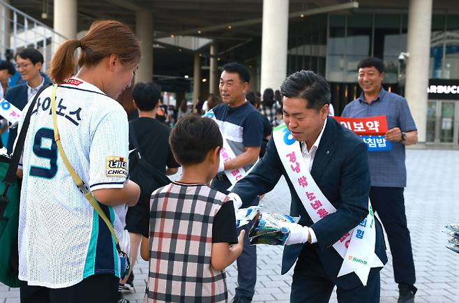 28일 창원NC파크에서 열린 쌀 1천kg 배부 행사. 경남농협 제공