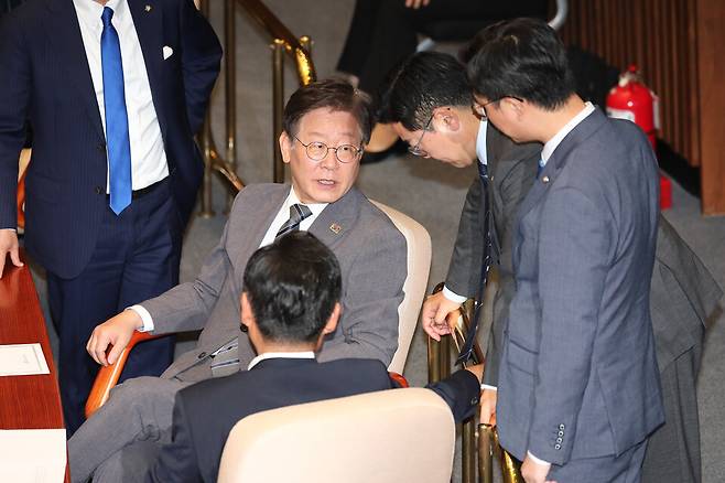 강백신 등 검사 4명에 대한 탄핵소추안이 발의된 7월2일, 국회 본회의에서 이재명 더불어민주당 대표가 자당 의원들과 대화하고 있다. ⓒ시사저널 박은숙