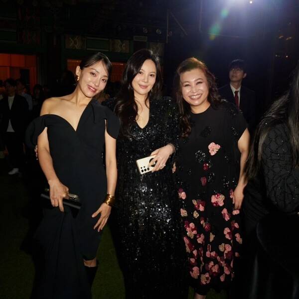 ▲ 27일 서울 신라호텔 영빈관에서 '빌보드 K 파워 100' 행사가 열린 가운데 차원희 차병원 상무, 차가원 피아크그룹 회장, 오은영 박사(왼쪽부터)가 카메라를 향해 포즈를 취하고 있다. 제공|빌보드코리아