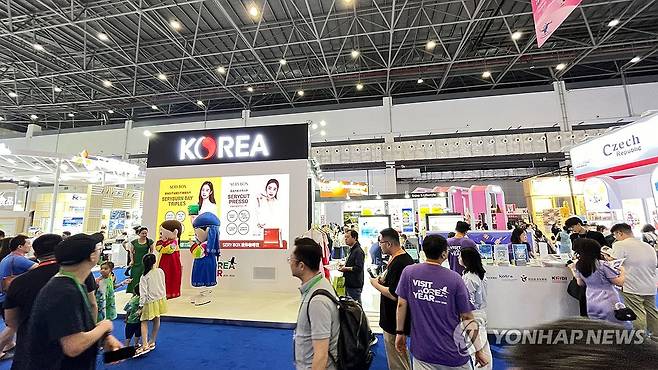 KOTRA·산업부, 중국서 'K-라이프스타일 인 차이나' 개최 (서울=연합뉴스) KOTRA가 지난 13일부터 2주간 산업통상자원부와 중국 하이난성 하이커우와 쓰촨성 청두에서 'K-라이프스타일 인 차이나(K-Lifestyle in China)'를 개최했다고 28일 밝혔다. 사진은 하이난성 K-라이프스타일 인 차이나에서 진행된 중국국제소비재박람회 한국관 전경. 2024.4.28 [KOTRA 제공. 재판매 및 DB 금지] photo@yna.co.kr