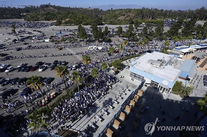 오타니 보블헤드 받으려고 늘어선 줄  [AP=연합뉴스]