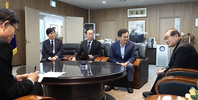 이종찬 광복회장 만난 김동연 경기지사 (수원=연합뉴스) 29일 오후 김동연 경기도지사가 광복회 사무실을 찾아 이종찬 광복회장과 간담회를 하고 있다. 2024.8.29 [경기도 제공. 재판매 및 DB 금지]