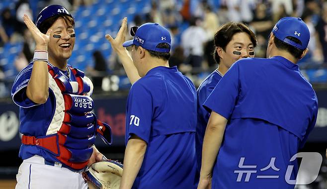 14일 오후 서울 송파구 잠실야구장에서 열린 프로야구 ' 2024 신한은행 SOL뱅크 KBO리그' 삼성 라이온즈와 두산 베어스의 경기에서 6대 2로 승리한 삼성 강민호가 박진만 감독과 하이파이브 하고 있다. 2024.7.14/뉴스1 ⓒ News1 장수영 기자