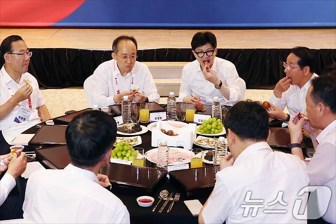 한동훈 국민의힘 대표와 추경호 원내대표가 29일 오후 인천 중구 인천국제공항공사 인재개발원에서 열린 2024 국민의힘 국회의원 연찬회에서 주호영, 유정복 의원 등과 대화를 나누며 만찬을 하고 있다. (공동취재) 2024.8.29/뉴스1 ⓒ News1 안은나 기자