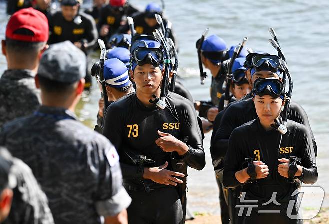 해군은 30일 대한민국 해군 최초의 여군 심해잠수사(SSU)가 탄생했다고 밝혔다. 해난구조 기본과정을 수료하고 여군 최초로 심해잠수사(SSU)가 된 문희우 대위(진)이 훈련기간 중 바다에서 핀/마스크 수영을 한 후 육지에 정렬해있다. (해군 제공) 2024.8.30/뉴스1