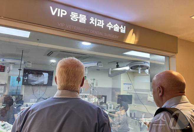 피어프리 관계자들이 29일 서울 강남구 VIP동물의료센터 청담점을 둘러보고 있다(VIP동물의료센터 제공). ⓒ 뉴스1